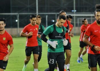 BRENDAN Gan (kiri) menjalani latihan bersama skuad Harimau Malaya di Dubai malam tadi. - IHSAN FAM