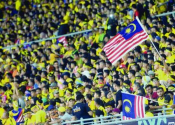 KEHADIRAN penyokong di Stadium Nasional, Bukit Jalil mampu menaikkan semangat Harimau Malaya dalam Kelayakan Piala Asia 2023, Jun nanti. - UTUSAN/FAUZI BAHARUDIN