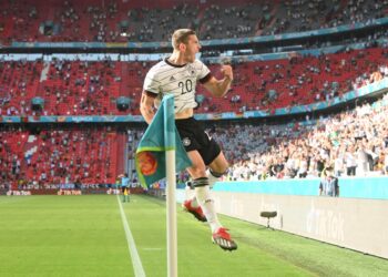 ROBIN Gosens meraikan jaringannya ketika membantu Jerman menumpaskan Portugal 4-2 di Munich pagi tadi. - AFP