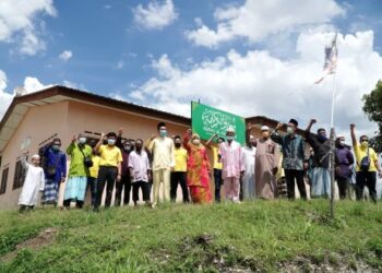 HAMIDAH Osman (tengah) bersama ahli kariah Surau Al Karamah yang bakal diroboh di Ipoh, Perak, semalam. – FOTO/ZULFACHRI ZULKIFLI