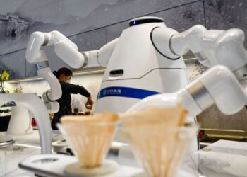 BARISTA 'besi' membancuh kopi di sebuah stesen keretapi di Taizicheng, China sepanjang Sukan Olimpik Musim Sejuk 2022 berlangsung bagi meminimumkan penyebaran wabak Covid-19. – AFP