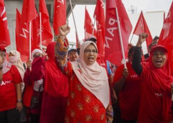 RODZIAH Ismail hadir bersama penyokong pada Majlis Penaman Calon PR15 bagi Parlimen Ampang di Kuala Lumpur, semalam. - FOTO/SHIDDIEQIIN ZON