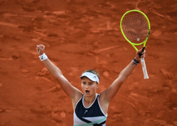 BARBORA Krejcikova meraikan kejayaan menewaskan pemain Greece, Maria Sakkari pada separuh akhir Terbuka Perancis di Paris hari ini. - AFP