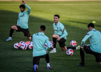 CRISTIANO Ronaldo (tengah) menjalani latihan bersama skuad Portugal di kem Cidade do Futebol, Oeiras, Lisbon semalam menjelang pertemuan menentang Turki esok. – AFP