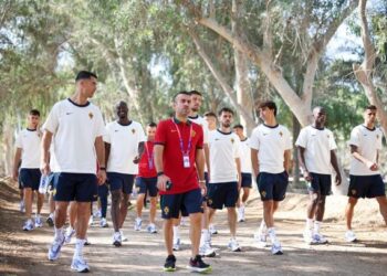 KEHADIRAN Ricardo 'Ricky' Regufe (baju merah) menemani Cristiano Ronaldo dalam kem skuad Piala Dunia Portugal tidak disenangi pemain lain. - MEDIA SOSIAL