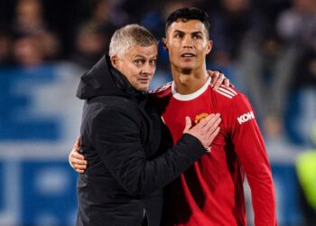 PEMECATAN Ole Gunnar Solskjaer (kiri) yang diganti dengan Ralf Rangnick antara yang mendorong keputusan Ronaldo.