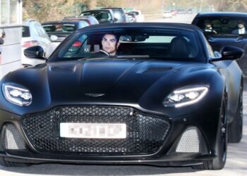 CRISTIANO Ronaldo mencuri tumpuan apabila memandu Aston Martin model DBS Superleggera ke tempat latihan.