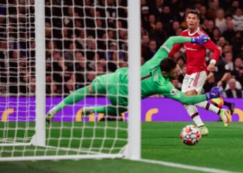 CRISTIANO Ronaldo meledak gol pertama Manchester United ketika menentang Tottenham dalam aksi Liga Perdana Inggeris, Sabtu lalu.