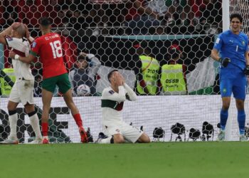 CRISTIANO Ronaldo meratapi kegagalan Portugal mara ke perlawanan separuh akhir selepas tewas 1-0 kepada Maghribi dalam Piala Dunia, kelmarin. - AFP