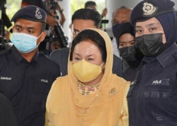 ROSMAH Mansor hadir menuju ke dewan Mahkamah Tinggi Jenayah 2 yang akan memutuskan nasibnya hari ini. - FOTO/AMIR KHALID