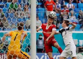 PENYERANG Rusia, Aleksey Miranchuk (baju merah) berjaya melakukan tandukan walaupun diasak pertahanan Finland Daniel O'Shaughnessy dalam aksi kumpulan B Euro 2020- AFP