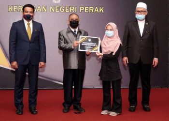 SAARANI Mohamad (dua dari kiri) menyampai baucar kepada mahasiswa yang terkesan Covid-19 Majlis Penyampaian Bantuan Khas Mahasiswa Terkesan Covid-19 di Bangunan Perak Darul Ridzuan, Ipoh hari ini. - FOTO/ZULFACHRI ZULKIFLI