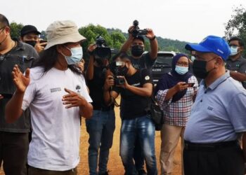 SAARANI Mohamad (kanan) mendengar penjelasan Timbalan Pengerusi Persatuan Aktivis Sahabat Alam (Kuasa), Noor Ismadi Ahmad Radzuan ketika meninjau lokasi yang didakwa pokok bakau dimusnahkan di Segari dekat Beruas, Perak hari ini. - FOTO/SHAARANI ISMAIL