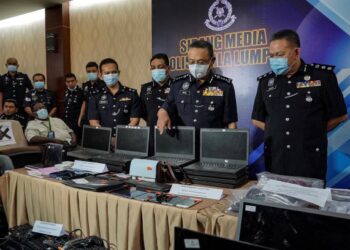 SAIFUL Azly Kamaruddin (dua kanan) menunjukkan barangan rampasan sindiket judi dalam talian dalam sidang akhbar di IPK Kuala Lumpur hari ini. GAMBAR - UTUSAN/ AMIR KHALID