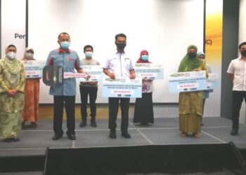 SAIPOLYAZAN M. Yusop (depan, tiga dari kanan) bersama penerima agihan zakat pada Majlis Penyampaian Agihan Zakat Worldwide Holdings Bhd. di Mercu Worldwide Seksyen 13, Selangor, hari ini. - FOTO/ABDUL RAZAK IDRIS