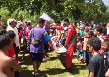 PESAKIT Orang Asli dari Pos Balar, Gua Musang, Kelantan dibawa menaiki helikopter ke Hospital Gua Musang, hari ini.