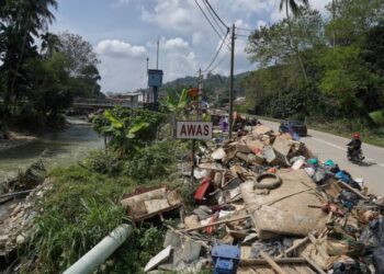 Timbunan sampah akibat bencana banjir juga dapat dilihat di sepanjang jalan dari Batu 12 hingga ke Batu 18 Hulu Langat berikutan kelewatan pihak berkuasa mengutip dan melupuskannya.