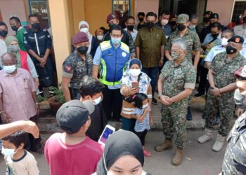 MANGSA banjir disantuni oleh Al-Sultan Abdullah Ri’ayatuddin Al-Mustafa Billah Shah (tengah) ketika melawat Pusat Pemindahan Sementara (PPS) Sekolah Kebangsaan (SK) Bukit Cermin di Mentakab, Temerloh, Pahang. - UTUSAN/HARIS FADILAH AHMAD