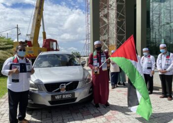 MUHAMMAD Sanusi Md. Nor (kiri) menyerahkan kerusi yang dibida Mohammad Yaakub Yusra (kanan) di Alor Setar, Kedah, hari ini. - UTUSAN/JAMLIAH ABDULLAH