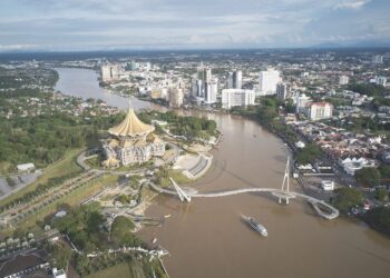 Sarawak menjanjikan tarikan dan keunikan tersendiri untuk diterokai oleh para pelancong. - GAMBAR HIASAN