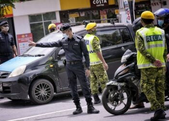 ANGGOTA polis membuat sekatan jalan raya berikutan pelaksanaan kawalan rentas daerah di seluruh negeri Sabah berkuat kuasa 3  hingga 
16 Oktober. – MINGGUAN/FAUZAN AZIMA