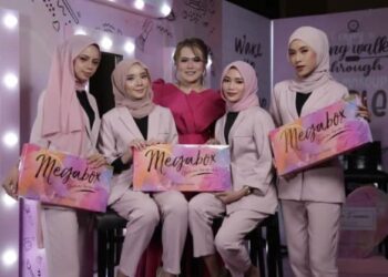 ROZITA (tengah) menyasarkan untuk menjual sehingga 10,000 unit Megabox Glamour Fenomena dalam tempoh 10 hari bermula Jumaat lalu. – UTUSAN