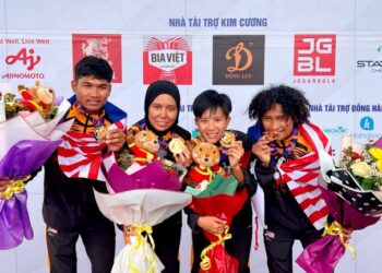 Pasukan basikal bukit yang menghadiahkan pingat emas untuk negara di Sukan SEA Vietnam 2021 bersama pingat masing-masing.