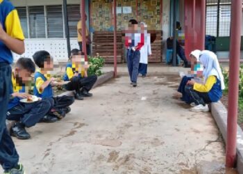 MURID terpaksa makan di lorong pejalan kaki kerana kantin sekolah mereka rosak dan retak serta sudah tidak boleh digunakan di Maran, Pahang. - UTUSAN/SHAIKH AHMAD RAZIF