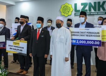 SYEIKH Zakaria Othman (barisan hadapan, dua kanan) dan Syeikh Fadzil Awang (barisan hadapan, kanan) bergambar bersama wakil-wakil syarikat yang hadir ada Majlis Penyerahan Zakat Perniagaan Oleh Syarikat-Syarikat Korporat di Menara Zakat, Alor Setar hari ini. - UTUSAN/MOHD. RAFIE AZIMI