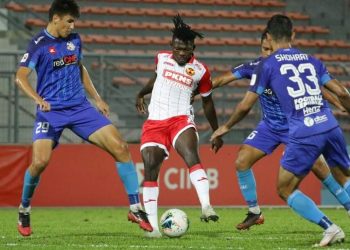 PENYERANG Selangor, Ifedayo Olusegun (tengah) cuba melepasi halangan pemain PDRM dalam aksi Liga Super di Stadium Bola Sepak Kuala Lumpur, Cheras malam ini. - IHSAN SELANGOR FA