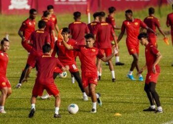 PEMAIN Selangor memulakan latihan pertama di Padang Latihan FAS, Shah Alam hari ini. - UTUSAN/FARIZ RUSADIO