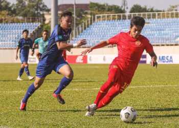 PEMAIN Selangor FC II, Saiful Iskandar Adha Saiful Azlan (kanan) cuba diasak pemain Sarawak United dalam perlawanan Liga Perdana di Stadium Manjung petang tadi. - UTUSAN/IHSAN TWITTER SELANGOR FC