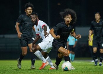 PENYERANG Kelantan, Lazarus Kaimbi (tengah) cuba melepasi halangan kapten Selangor I, Sharul Nazeem Zulpakar dalam aksi Liga Perdana di Stadium Petaling Jaya, Sabtu lalu. - UTUSAN/MUHAMAD IQBAL ROSLI