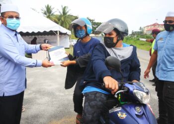 AHMAD Marzuk Shaary menyampaikan Anugerah Pelajar Cemerlang secara pandu lalu di Pejabag Pusat Khidmat ADUN Kampung Landak, Pengkalan Chepa di Kota Bharu, Kelantan, hari ini. - UTUSAN/ULHANIFA SIDEK