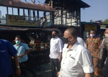 SAARANI Mohamad ketika melawat rumah kedai yang terbakar di Kampung Simpang 3, Kuala Kurau di Parit Buntar hari ini - UTUSAN/WAT KAMAL ABAS.