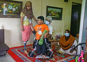 KELUARGA Sewah Sumidjo diuji dengan ketidaksempurnaan fizikal ekoran menghidap penyakit Congenital Anomalies di rumah mereka di Bukit Lanchong, Selangor, semalam. – UTUSAN/ ZULFADHLI ZAKI