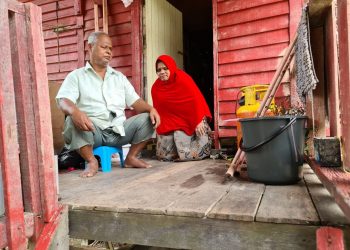 PASANGAN suami isteri yang cacat penglihatan, Senapi Hashim dan Roshana Ismail di beranda rumah sewa mereka di Kampung Paya Kecik, Temerloh, Pahang. – FOTO/NIK NAIZI HUSIN