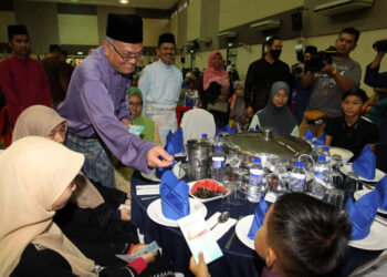 SHAMSUL Anuar Nasarah menyampaikan sumbangan kepada anak  yatim pada Majlis Penerapan Nilai-Nilai Murni dan Iftar KDN di Kolej Kemahiran Tinggi MARA Lenggong hari ini. - UTUSAN