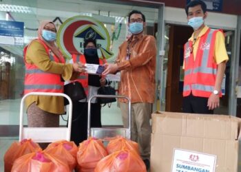 SHEEDA Romli (kiri) menyerahkan sumbangan kepada Dr. Md. Razis Ramli (dua dari kanan) di HTAR, Klang hari ini. - FOTO/ISKANDAR SHAH MOHAMED