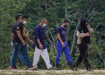 Shuib selepas selesai pengurusan pengebumian Allahyarhamah Siti Sarah Raissuddin yang meninggal dunia akibat Covid-19 di Tanah Perkuburan Islam Kampung Sungai Pusu, Gombak hari ini. - UTUSAN/AMIR KHALID