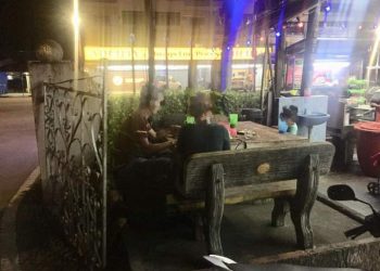 SEBUAH gerai makanan yang membenarkan pengunjung untuk makan di dalam premis berkenaan di Jalan Omar, Parit Jawa, Muar, Johor. - IHSAN MPM