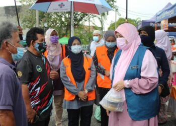 SITI Zailah Mohd. Yusoff (kanan) ketika meninjau Pasar Tani Rembau sebagai sebahagian daripada aktiviti turun padang sempena Program Kembara Prihatin Negara Peringkat JKM Negeri Sembilan di Rembau, Negeri Sembilan hari ini. - FOTO/NOR AINNA HAMZAH