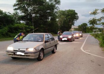 ANGGOTA polis melakukan SJR Bergerak Snap Check di Jalan Gunung Keriang, Anak Bukit, Alor Setar semalam.