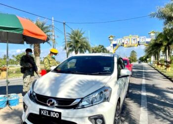 ANGGOTA Rela membantu melakukan pemeriksaan kenderaan keluar masuk ke Perlis di SJR Sanglang, Perlis hari ini. - FOTO/NAZLINA NADZARI