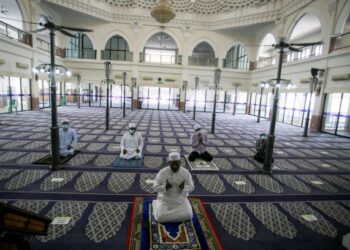 Masih banyak amalan sunat yang boleh kita tunaikan walaupun tidak boleh solat Jumaat akibat PKPB. – Utusan/Zulfadhli Zaki