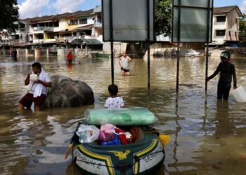 MANGSA banjir kelihatan melintas kawasan banjir di  Seksyen 25 Sri Muda, Shah Alam, Selangor sewaktu tinjauan pada semalam. UTUSAN/ZULFADHLI ZAKI