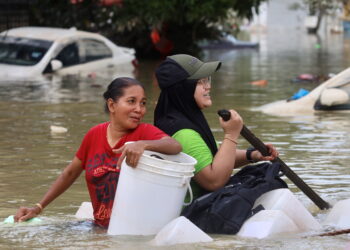SUASANA sekitar Perumahan Kos Rendah Sri Muda, Shah Alam, Selangor pada hari ini. Setakat hari ini masih ramai mangsa banjir yang masih terkandas di dalam kediaman mereka sewaktu tinjauan pada hari ini. UTUSAN/ ZULFADHLI ZAKI