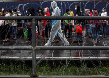 Pihak berkuasa perliu memperketatkan peraturan dan SOP semasa yang dilonggarkan secara berperingkat-peringkat merangkumi kesemua sektor bagi mengurangkan keberangkalian jangkitan Covid-19. – UTUSAN/ZULFADHLI ZAKI