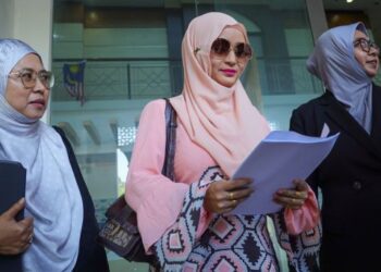 ELLY Afizahwati Abdul Jalil hadir di Mahkamah Rendah Syariah Shah Alam untuk memfailkan tuntutan perceraian semalam. - FOTO/SADDAM YUSOFF