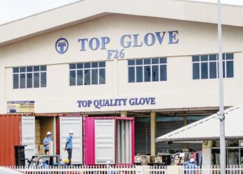 Prestasi kewangan tahunan Top Glove yang baik disebabkan permintaan sarung tangan yang tinggi, ditambah dengan peningkatan purata harga jualan (ASP) yang didorong oleh pandemik Covid-19. - GAMBAR HIASAN